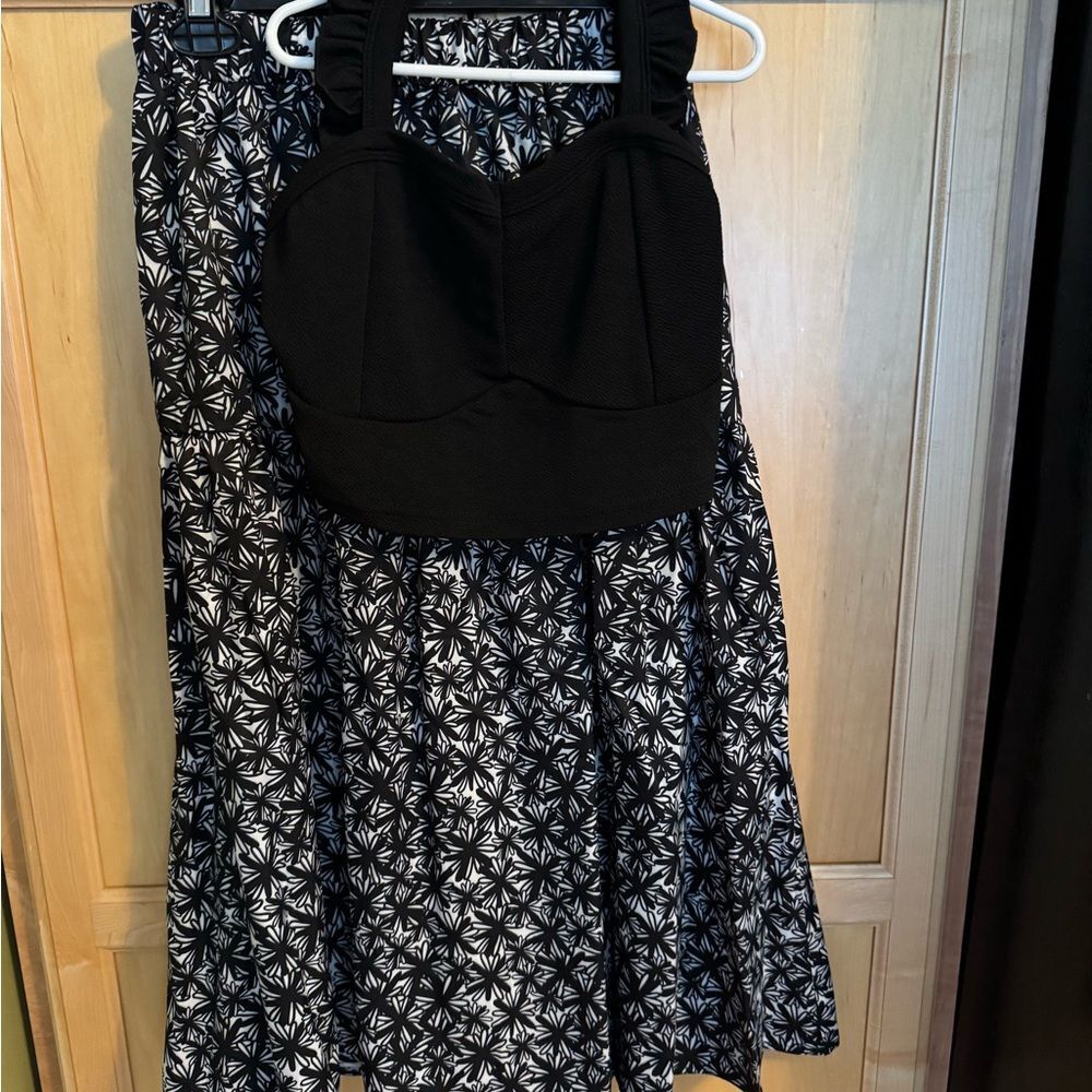 Elegant Black and White Floral Skirt Set With Cropped Top - Picture 2 of 8